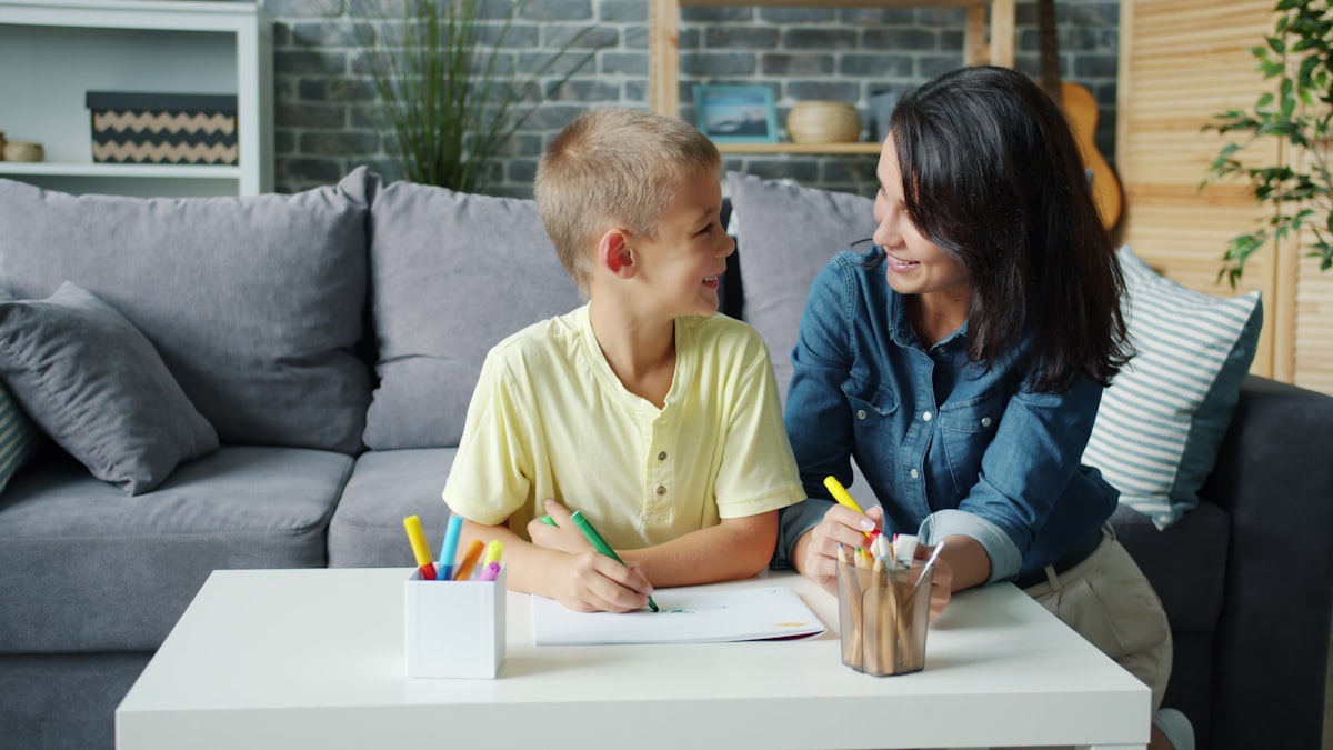 Une mère et son fils travaillent ensemble à une table